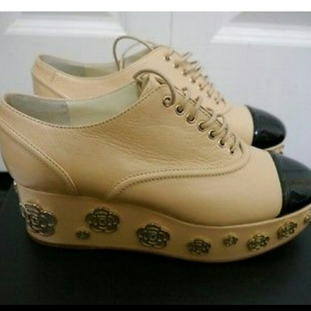 CHANEL Lace Up Oxford Camelia Wedges - Picture 4 of 16